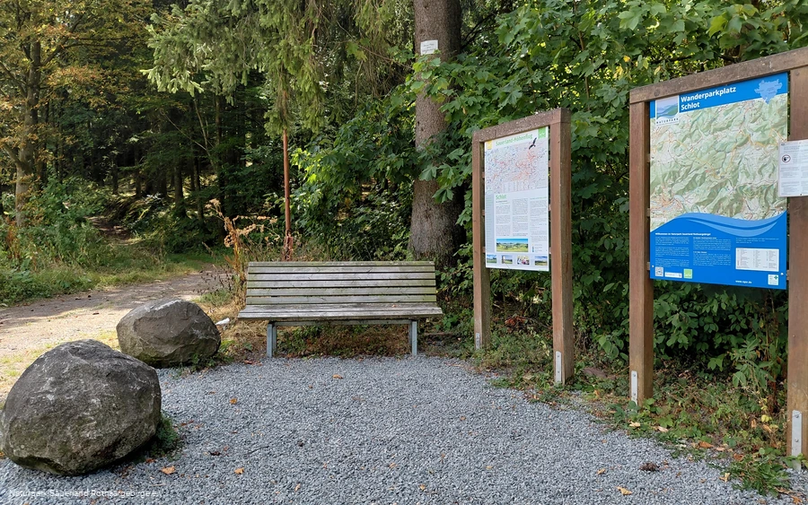 Infoschilder und Ruhebank