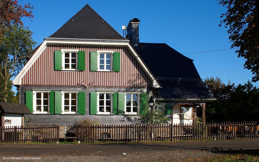 Blick von der Kohlenstraße auf das Forsthaus Hohenroth Blick von der Kohlenstraße auf das Forsthaus Hohenroth
