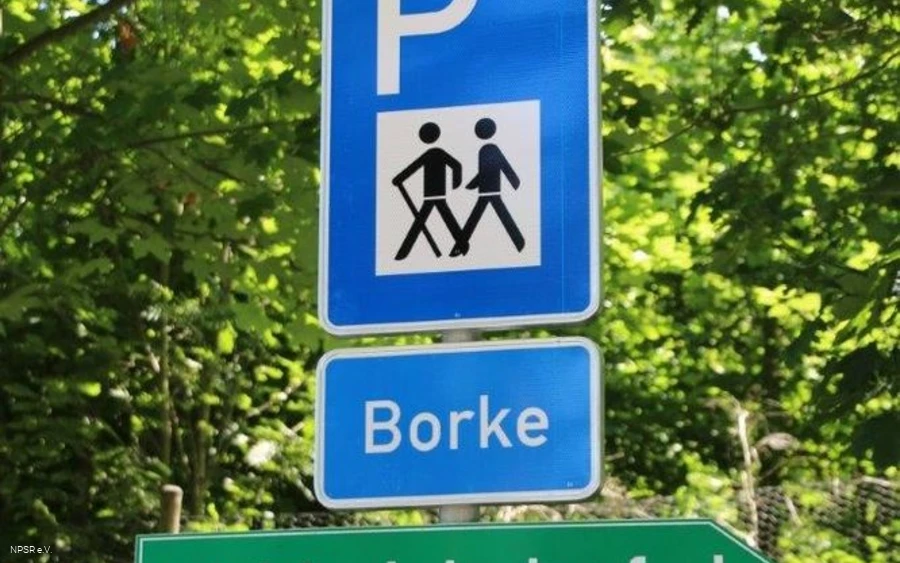 Verkehrszeichen zum Wanderparkplatz Borke