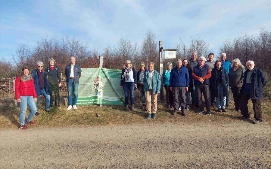Die Teilnehmerinnen und Teilnehmer des Seminares zum Klimabotschafter vor der Projektfläche.