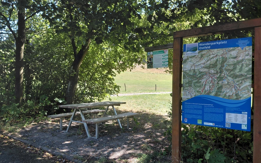 Infotafel und Ruhebank