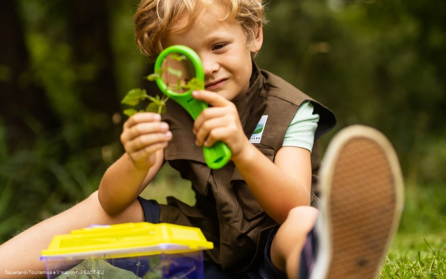 Kind mit Becherlupe 3