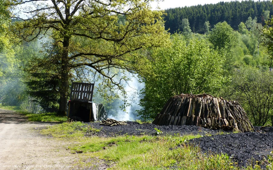 Köhlerpfad_Blick auf brennenden Kohlenmeiler