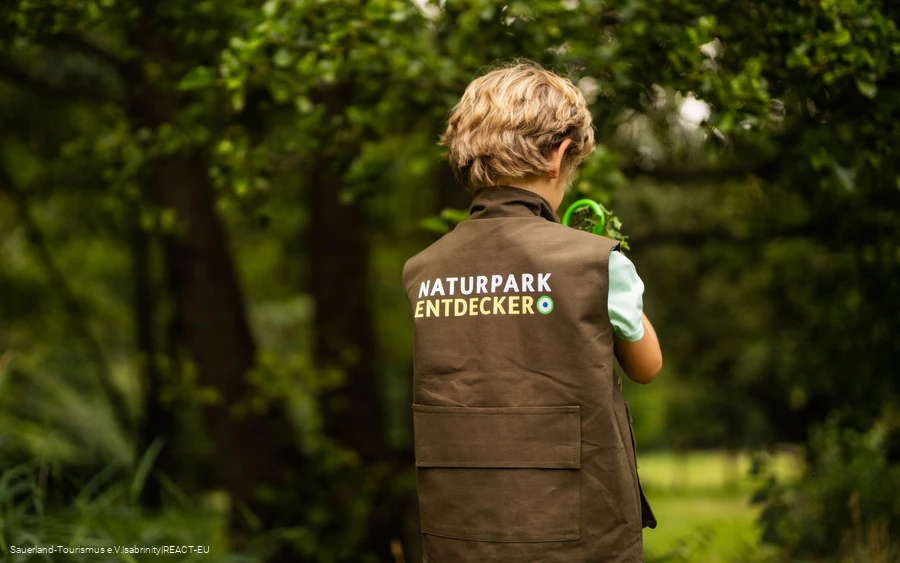 Kind mit NP Weste Kind mit NP Weste