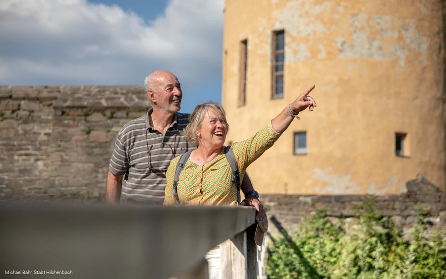 Pärchen an der Brücke zur Ginsburg