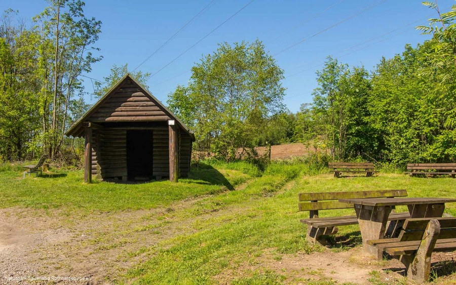 Bänke und Schutzhütte
