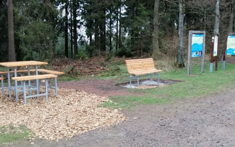 Rastmöglichkeiten am Rastplatz Rastmöglichkeiten am Rastplatz