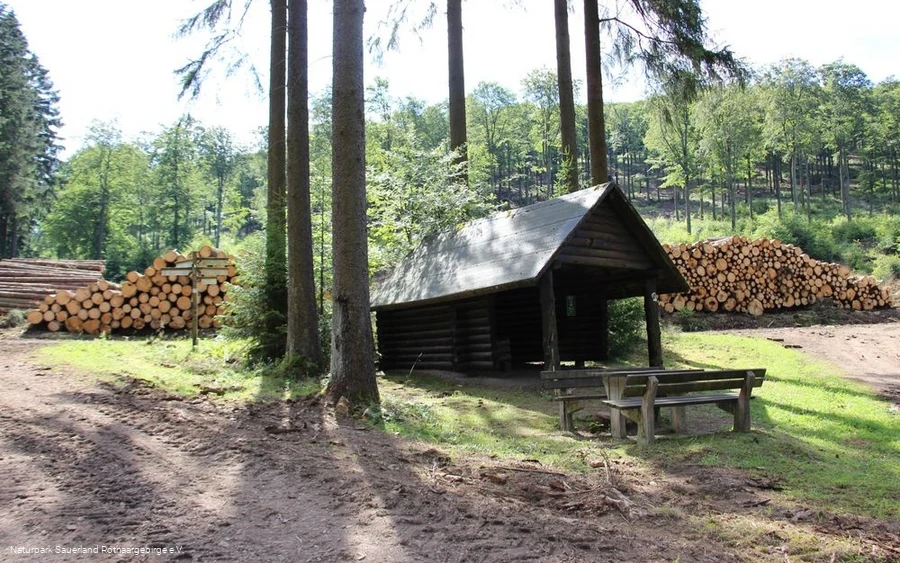 Die idyllisch gelegene Schutzhütte Hühnerkamp Die idyllisch gelegene Schutzhütte Hühnerkamp