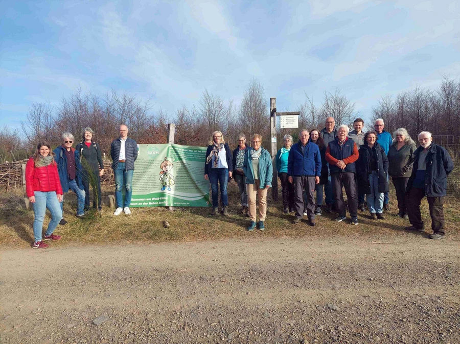 Die Teilnehmerinnen und Teilnehmer des Seminares zum Klimabotschafter vor der Projektfläche.