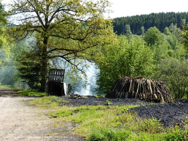 Köhlerpfad_Blick auf brennenden Kohlenmeiler