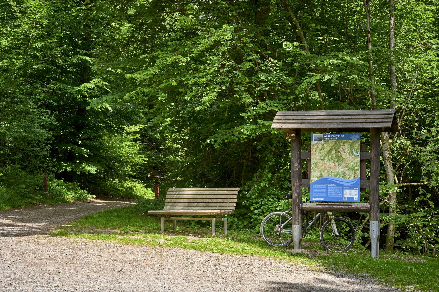 Wanderparkplatz am Freibad Zitzenbach, Kreuztal-Ferndorf Wanderparkplatz am Freibad Zitzenbach, Kreuztal-Ferndorf