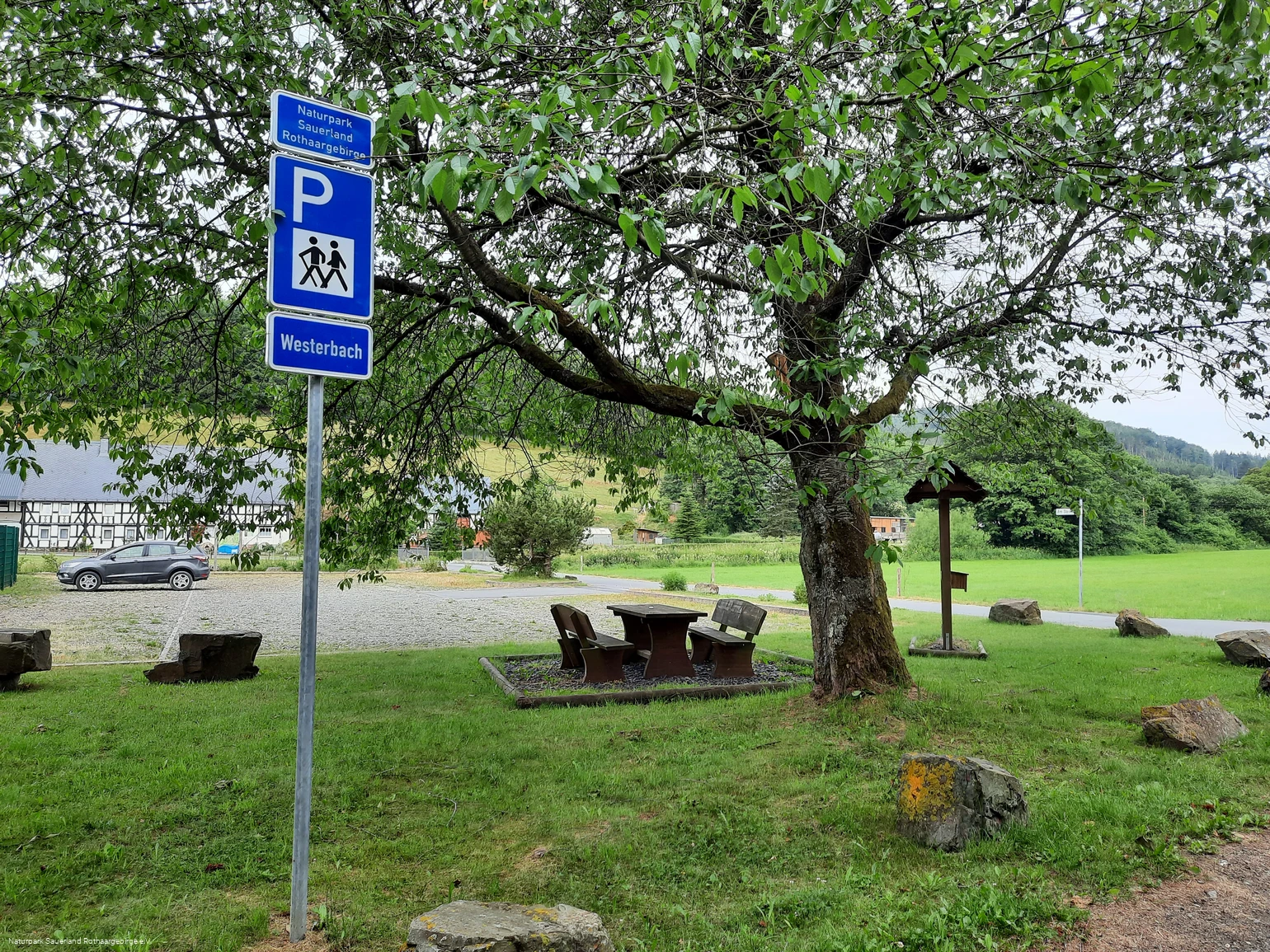Großer Parkplatz direkt am Sportplatz