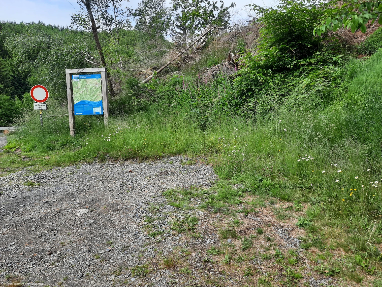 Oberhalb vom Hotel befindet sich der Parkplatz
