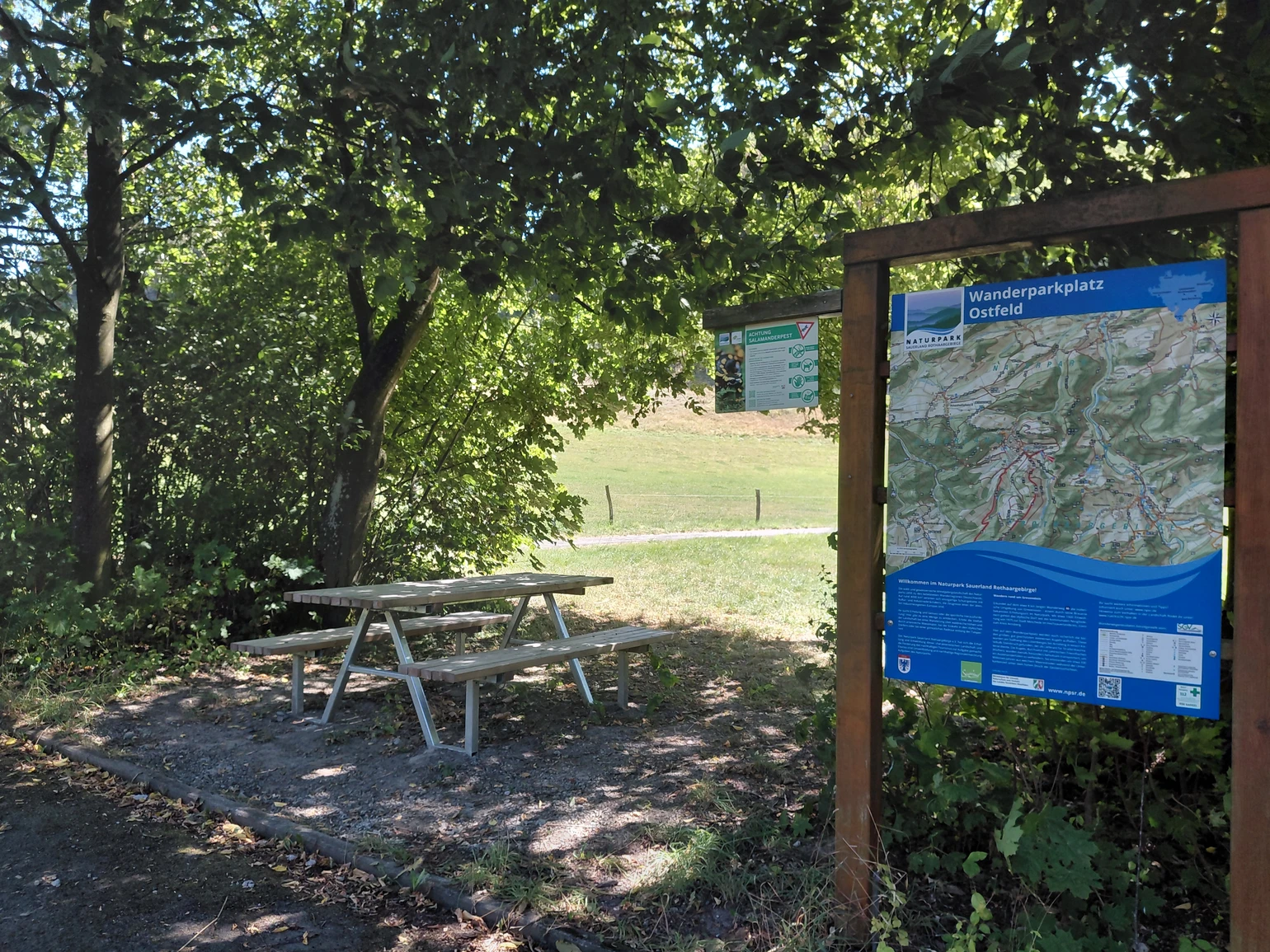 Infotafel und Ruhebank Infotafel und Ruhebank