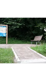 Infotafel und Sitzgelegenheit