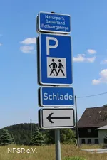 Verkehrszeichen zum Wanderparkplatz Schlade