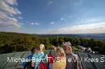 Familie schaut vom Turm der Ginsburg