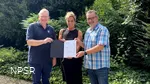 Freuen sich über den Förderbescheid für ihr Projekt „Entdeckerorte – Naturerleben für die Jüngsten“ (v.r.n.l.): Vorsitzender Bernd Fuhrmann, Ministerin Mona Neubaur, Geschäftsführer Detlef Lins