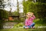 Kind mit Becherlupe